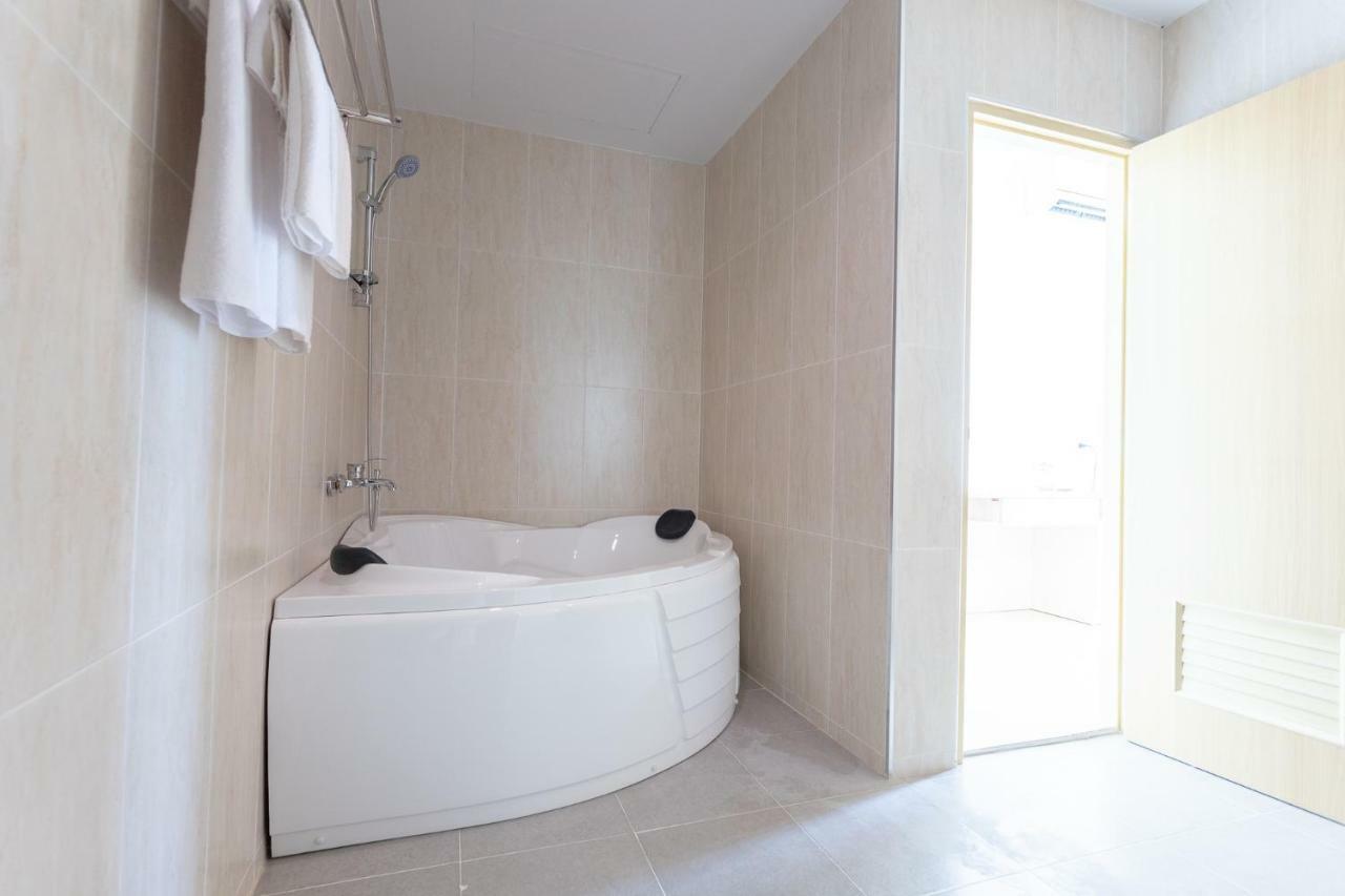 O2 Hotel Lop Buri מראה חיצוני תמונה